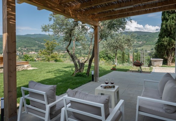 On the right side is located the pergola with lounge area– Terrazza sulla valle
