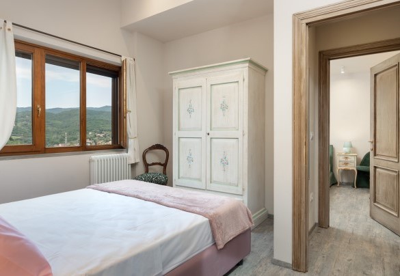 Double bedroom on the first floor with private bathroom with shower – Terrazza sulla valle