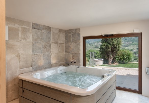 The window of the relaxation area with whirlpool tub offers a view of the valley – Terrazza sulla valle