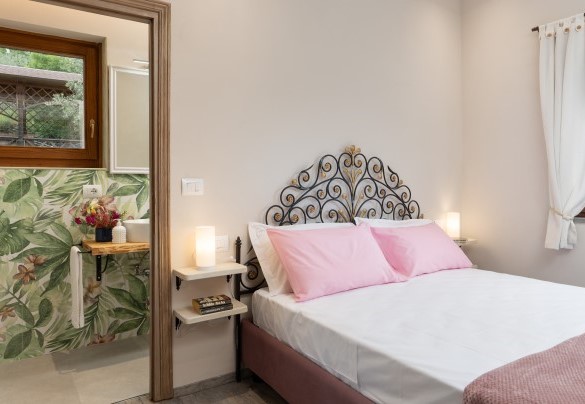 Double bedroom on the first floor with private bathroom with shower – Terrazza sulla valle