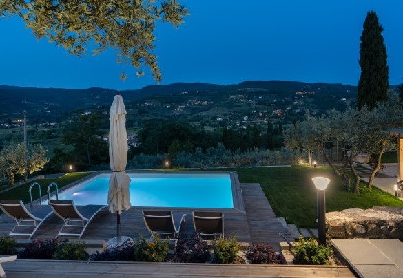 The swimming pool, located 20 m from the main entrance and 10 m from the pergola – Terrazza sulla valle