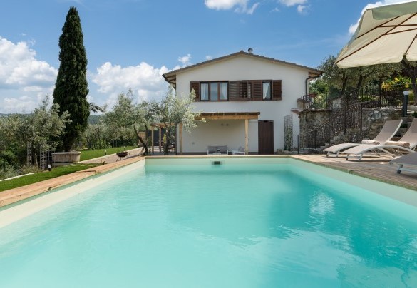 The pool zone is reached via 3 steps at the side of the solarium – Terrazza sulla valle