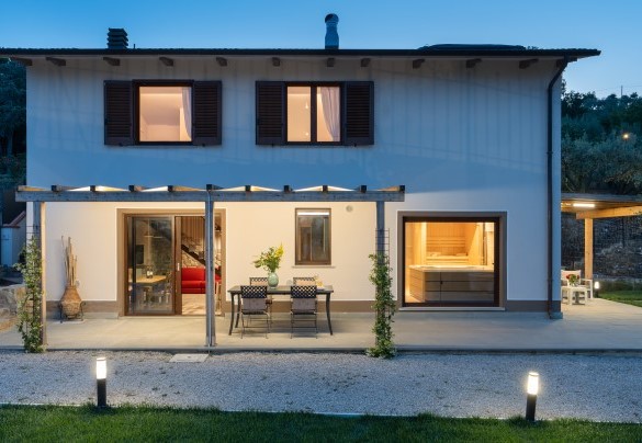 The panorama and the lighting of the villa contribute to creating a romantic and relaxing atmosphere – Terrazza sulla valle