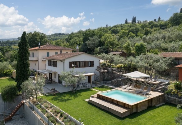 The villa is on two floors connected by both internal and external stairs – Terrazza sulla valle