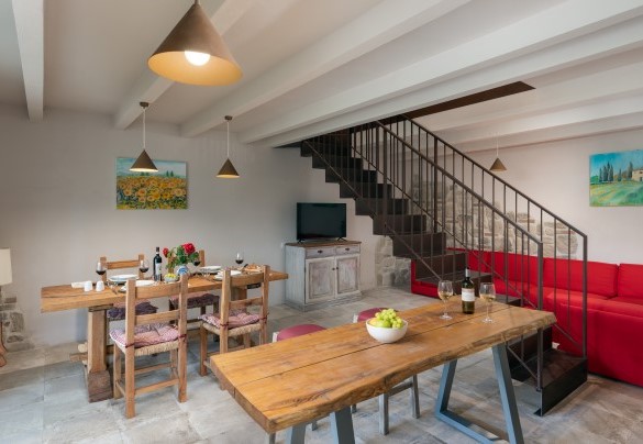 The dining room on the ground floor– Terrazza sulla valle