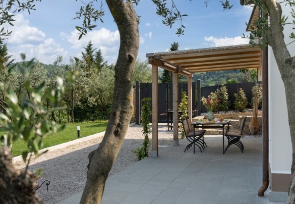 The portico is furnished with a dining table– Terrazza sulla valle