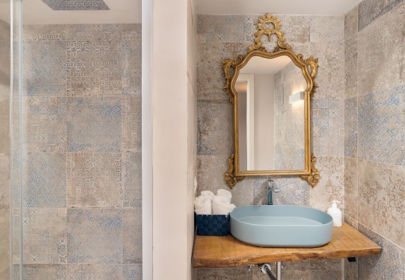 The wellness area, reached up two steps, equipped with whirlpool tub, sauna and emotional shower, guest bathroom – Terrazza sulla valle
