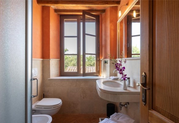 Bathroom with shower n.1 used in the double bedroom n.1 and n.4 - Terripi