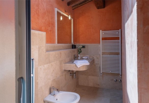 Bathroom with shower n.3 en-suite to the  double room n.3 - Terripi