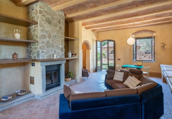 The main entrance and the large living room with fireplace - Terripi