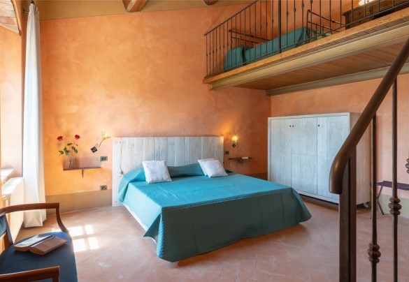 Double bedroom n.2 on the first floor with en-suite bathroom on the second floor - Terripi