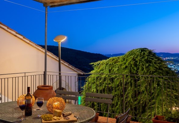 The gazebo located in a raised area will allow you to experience moments of peace and relaxation while admiring the city of Florence while sipping a good wine - Torre al Poggio