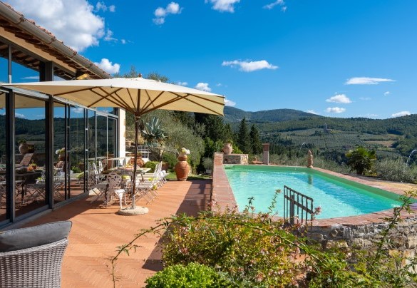 The living area with the table adjacent to the swimming pool with panoramic views - Torre al Poggio