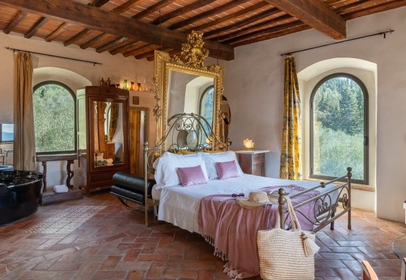 Double bedroom with en suite whirlpool tub on the second floor - Torre al Poggio