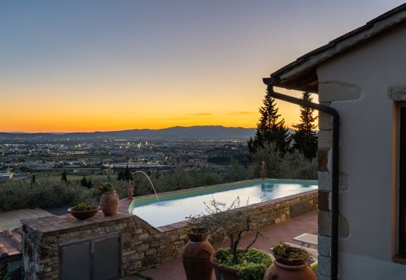 You can enjoy unique views at sunset while sipping a cocktail by the pool - Torre al Poggio