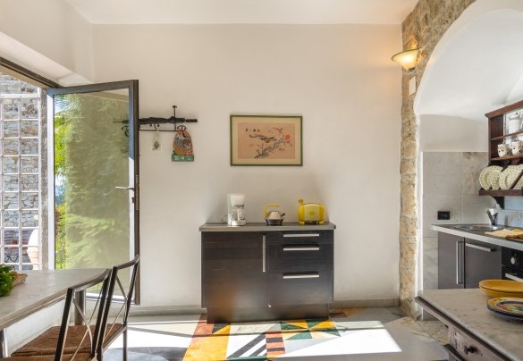 The bright kitchen adjacent to the dining area with access to the outside - Torre al Poggio