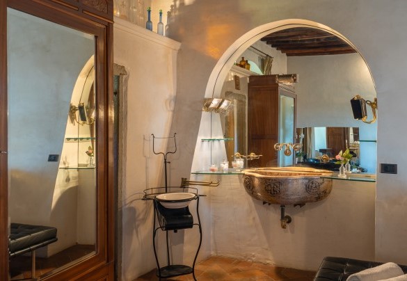 Part of the en suite bathroom of the second double bedroom on the second floor - Torre Al Poggio