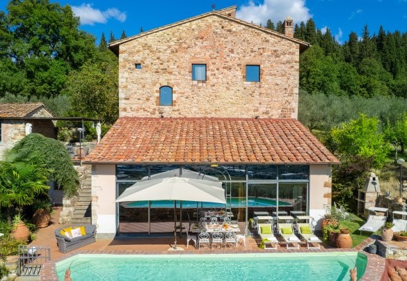 The panoramic swimming pool adjacent to the outdoor living area - Torre al Poggio