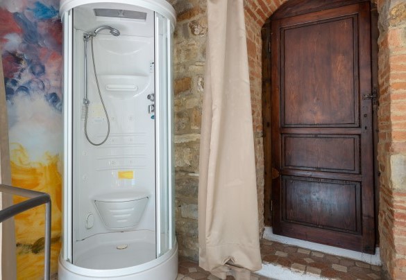 The shower/Turkish bath and the access door to the second floor - Torre al Poggio