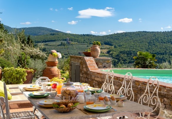Unique views will be the setting for your breakfasts by the pool - Torre al Poggio
