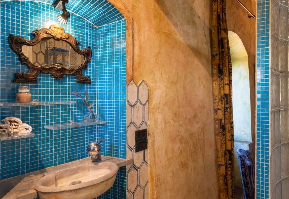 Bathroom with shower en suite of one of the bedrooms on the second floor - Torre al Poggio