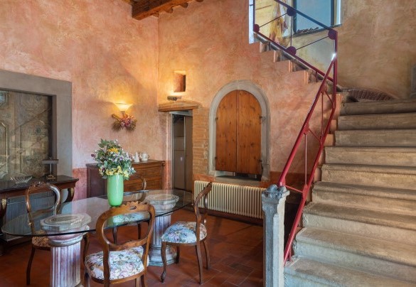 The staircase that starts from the room on the first floor and reaches two rooms on the second floor with en suite bathroom - Torre al Poggio