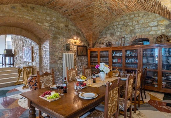 The dining room in the central body of the tower communicating with the kitchen and the living area - Torre al Poggio