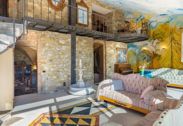 The peculiarity of the interiors with the marble fountain typical of Florentine noble houses - Torre al Poggio