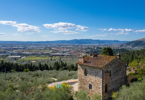 The property is housed in an ancient medieval tower overlooking the Florentine plain - Torre al Poggio