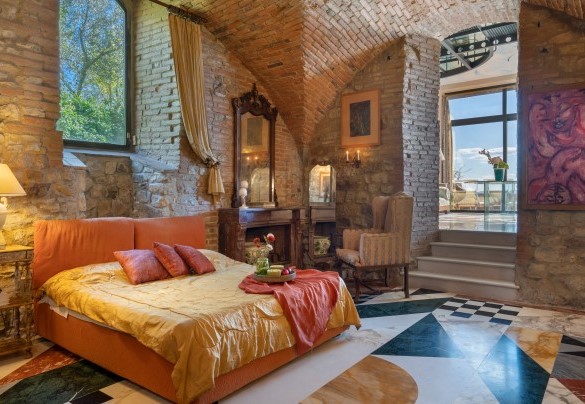 Double bedroom on the ground floor adjacent to the dining and living area with adjacent bathroom with shower - Torre al Poggio