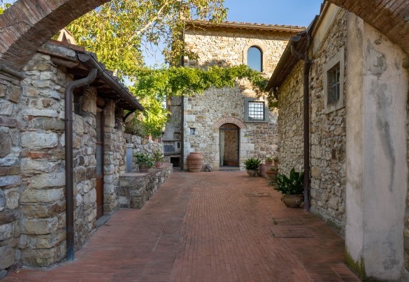 The entrance to the property typical of Tuscan villages - Torre al Poggio