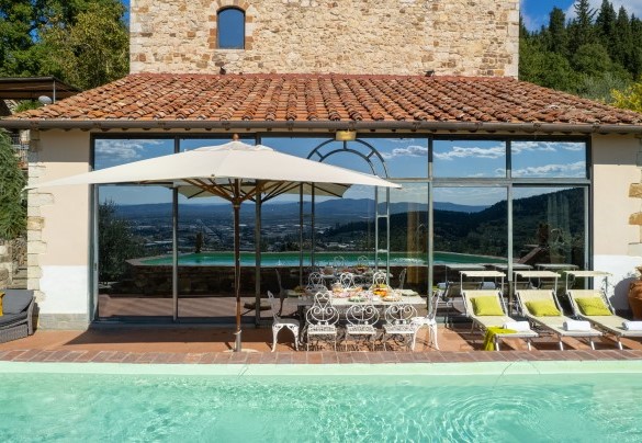 The comfortable outdoor living area adjacent to the swimming pool and the indoor lounge - Torre al Poggio