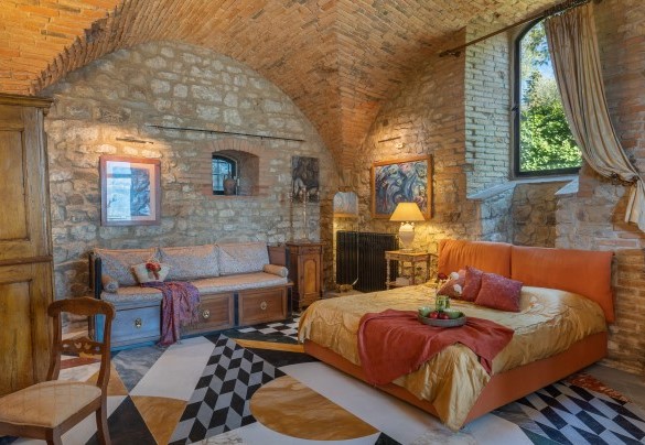 Double bedroom on the ground floor adjacent to the dining and living area with adjacent bathroom with shower - Torre al Poggio