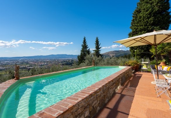 The panoramic swimming pool adjacent to the outdoor living area - Torre al Poggio