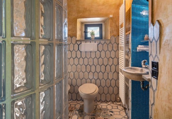 Bathroom with shower en suite of one of the bedrooms on the second floor - Torre al Poggio
