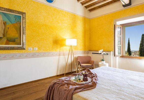 La spaziosa camera matrimoniale con bagno con doccia en-suite al primo piano e con vista sul giardino – Torre Angelina