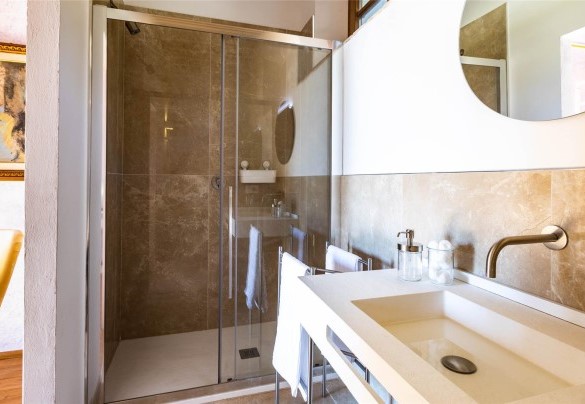 Il bagno en-suite con doccia della camera a piano terra – Torre Angelina