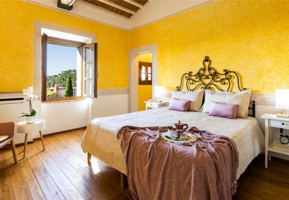 La spaziosa camera matrimoniale con bagno con doccia en-suite al primo piano passando dalle scale della sala pranzo – Torre Angelina