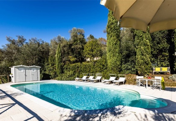 La piscina con gradini di accesso in acqua in stile romano – Torre Angelina