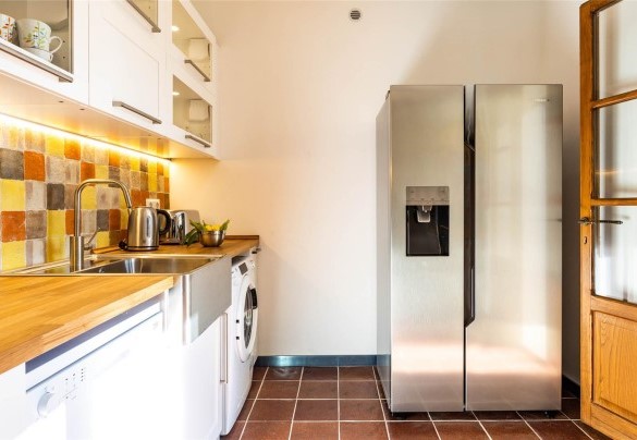 La cucina ben attrezzata con frigo all’americana– Torre Angelina