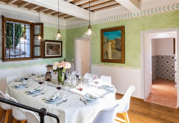 La spaziosa sala da pranzo accanto alla cucina ben attrezzata e al bagno di servizio – Torre Angelina