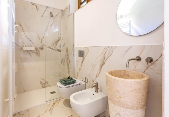 Il bagno en-suite con doccia della camera a piano terra – Torre Angelina