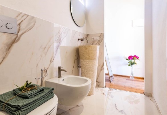 Il bagno en-suite con doccia della camera a piano terra – Torre Angelina