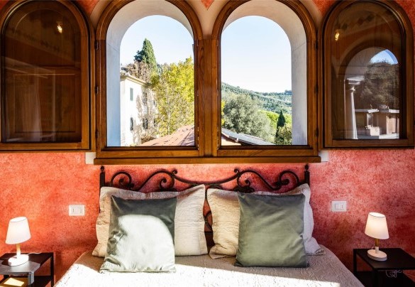 La camera matrimoniale nella Torre medievale al secondo piano con accesso con scala stretta, con vista mozzafiato – Torre Angelina