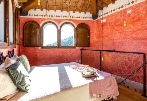 La camera matrimoniale nella Torre medievale al secondo piano con accesso con scala stretta, con vista mozzafiato – Torre Angelina