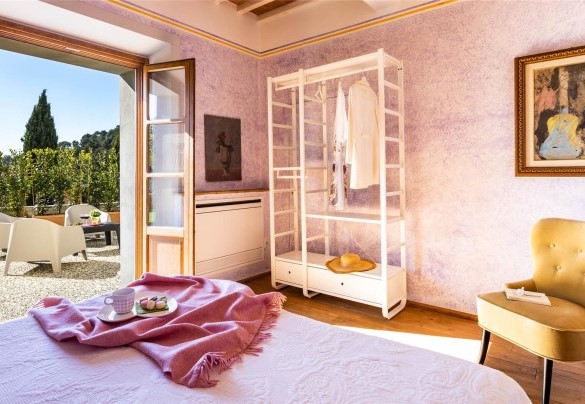 La spaziosa camera matrimoniale con bagno con doccia en-suite al piano terra e portafinestra sul giardino – Torre Angelina