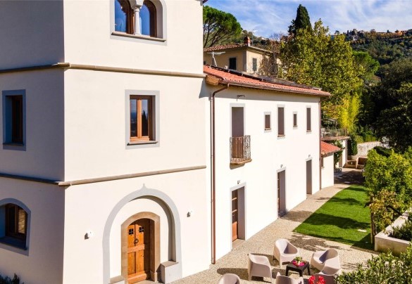 La zona living esterna attualmente ombreggiata da tenda a vela – Torre Angelina