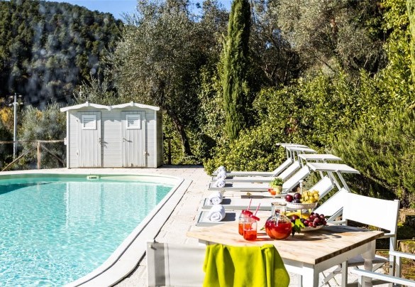 La piscina sul retro della villa, posizionata su un terrazzamento panoramico, si raggiunge attraverso un vialetto con una leggera pendenza – Torre Angelina