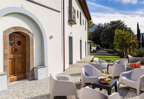 La zona living esterna attualmente ombreggiata da tenda a vela – Torre Angelina