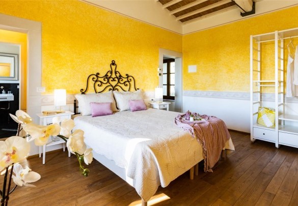 La spaziosa camera matrimoniale con bagno con doccia en-suite al primo piano e con vista sul giardino – Torre Angelina